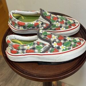 Vans girls shoes size 2.5 black white checkered strawberry w/ flowers  good cond